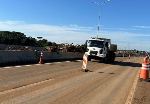 Está permitido o fluxo de veículos de pequeno e grande porte em meia-pista