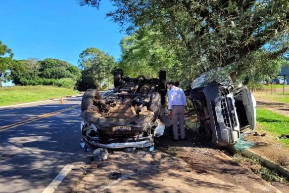 Com a colisão, um dos veículos chegou a capotar na pista