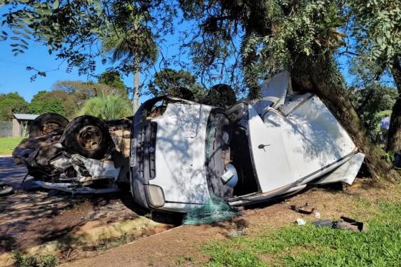 Com a colisão, um dos veículos chegou a capotar na pista