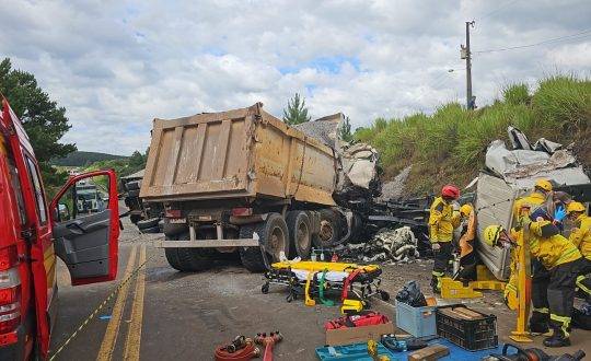A colisão aconteceu na manhã desta quarta-feira (8)