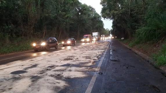 Um tanque de diesel acabou derramado sobre a pista