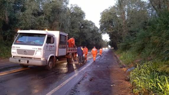 Um tanque de diesel acabou derramado sobre a pista