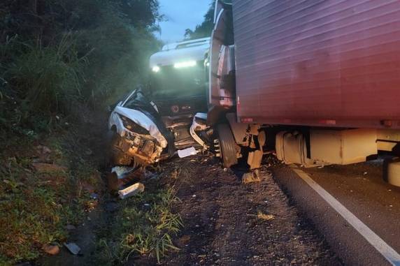 Colisão entre três caminhões e um carro ocorreu no km 9 da rodovia estadual