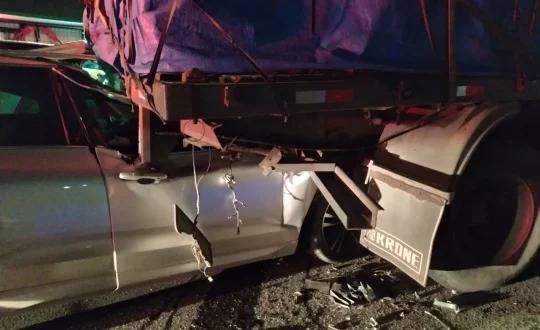 O veículo que pertence a uma transportadora, estava parado devido a uma interrupção para obras na BR-101