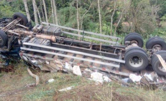 Veículo transportava alimentos, roupas e produtos de higiene e limpeza