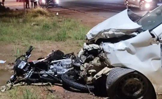 Após o acidente, a condutora de um Fiat Palio não prestou socorro às vítimas, fugindo do local, segundo relatos de testemunhas