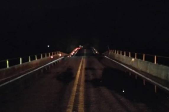 Trecho foi interditado na tarde deste domingo devido a rachaduras na pista