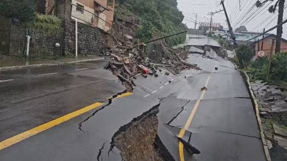 População precisou sair de casa por conta de risco à segurança. Defesa Civil divulgou que já houve evacuações de seis bairros e cinco localidades no interior ao longo de 10 dias por causa dos temporais que atingem o estado.