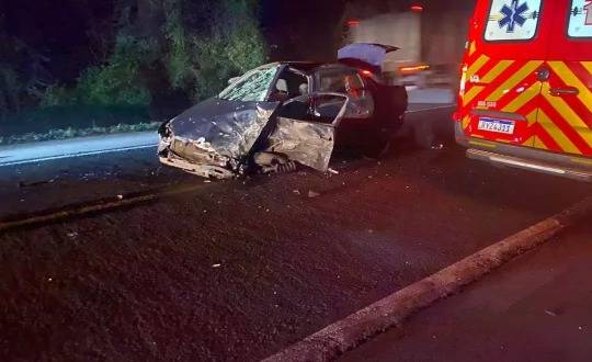 O acidente ocorreu por volta das 22h30 de terça-feira (14); os bombeiros encontraram o motorista do carro caminhando desorientado na rodovia