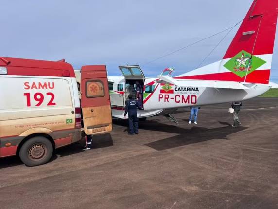 Ação faz parte da ajuda catarinense às vítimas dos temporais no Rio Grande do Sul. Criança foi levada em avião de Santa Catarina.