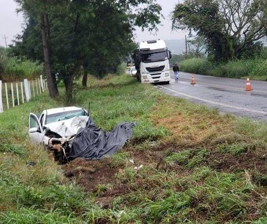 O acidente ocorreu no trajeto entre Cândido Godoi e Campina das Missões, e vitimou um casal que estava em uma caminhonete Montana