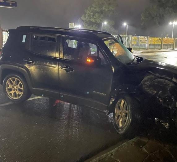 A condutora de 33 anos e única ocupante do veículo foi conduzida ao pronto socorro do hospital Frei Clemente pela Brigada Militar, que atendeu a ocorrência, não sendo constatada nem uma lesão, na sequência a condutora foi para a DPPA para o registro da ocorrência.