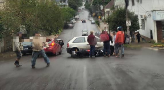 Colisão envolveu a moto da vítima e um automóvel Gol