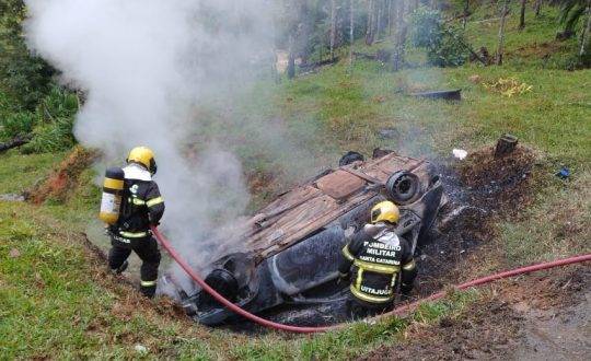 Acidente ocorreu por volta das 13h30 deste sábado