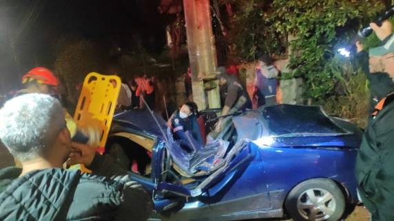 O carro colidiu contra um barranco e, em seguida, foi projetado contra um poste de transmissão de energia elétrica.