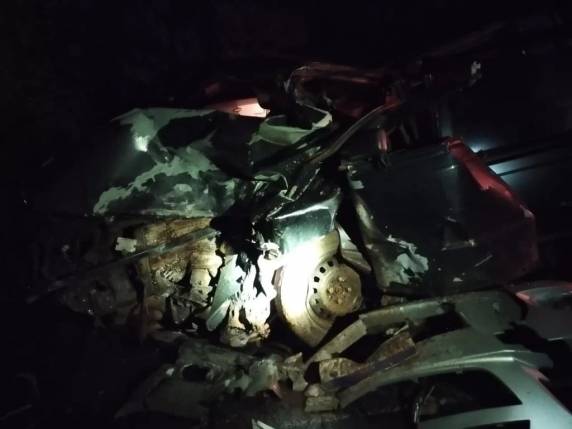 Colisão entre dois carros aconteceu no fim da madrugada deste domingo; trânsito segue totalmente bloqueado no local