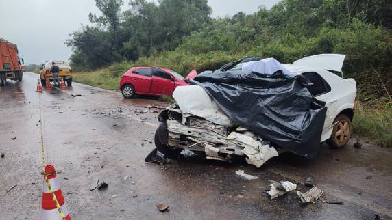 O condutor de um automóvel Prisma faleceu no local, e outras três pessoas ficaram ferdas.