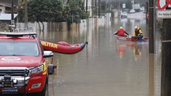 Rio do Sul registrou 152,2 milímetros de chuva. No município, 50 famílias estão desabrigadas. Em Trombudo Central, um motorista foi resgatado após o carro ser arrastado.