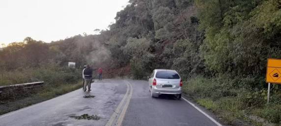 Interdição bloqueia os dois sentidos da via, no km 360. Situação ocorre em Bom Retiro, na Serra.