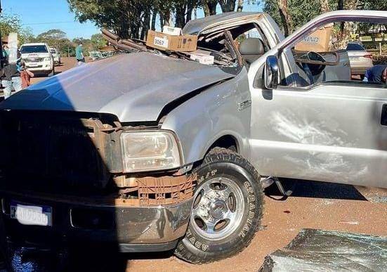 Colisão de camionete em caminhão deixou duas pessoas feridas