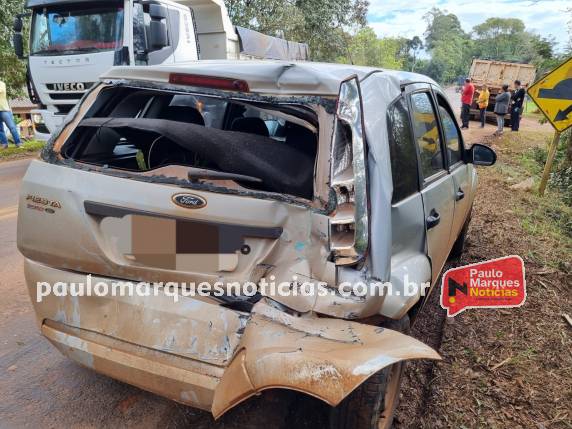 Veículos foram envolvidos no acidente próximo da lombada física no bairro Carolina