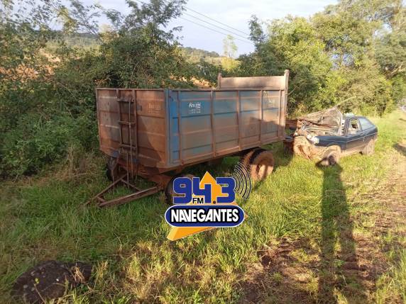 O trator com o carretão acoplado e o automóvel Gol eram conduzidos em direção a Santo Cristo