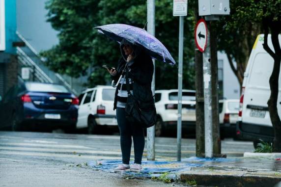 A formação de um ciclone extratropical na costa gaúcha gera nuvens bastante carregadas que vão se espalhar entre a Região Central e a Fronteira Oeste