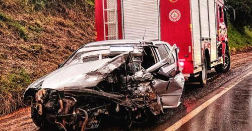 Os automóveis Gol e um Golf, foram envolvidos no acidente que ocorreu no quilômetro 520 da rodovia