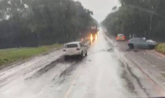 Os automóveis Gol e um Golf, foram envolvidos no acidente que ocorreu no quilômetro 520 da rodovia