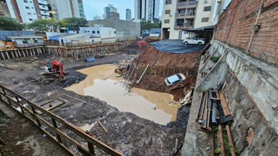 Durante o incidente, além do solo, muro e parte do telhado, um veículo que estava estacionado na garagem acabou sendo atingido pelo deslizamento e caiu em um terreno vizinho, onde está em andamento o processo de fundação para futura construção de um prédio.