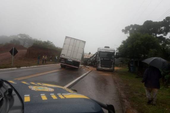 Segundo a PRF, outras duas pessoas ficaram feridas. A rodovia federal segue com bloqueio total e sem previsão de liberação