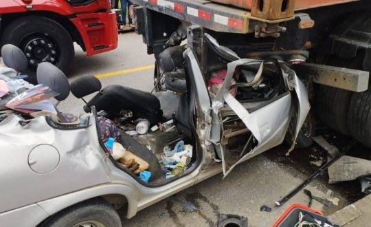 Vítima ficou presa nas ferragens e foi transportada de helicóptero para o hospital