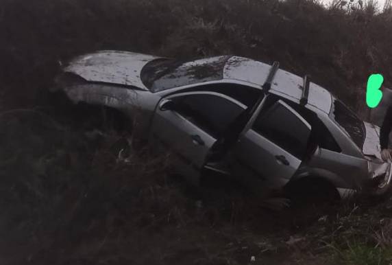 Veículo bateu em um barranco na lateral da rodovia no trajeto entre Horizontina e Três de Maio