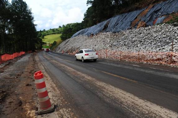 Há trechos com restrição de peso ou de horário, e outros locais com estreitamento de pista