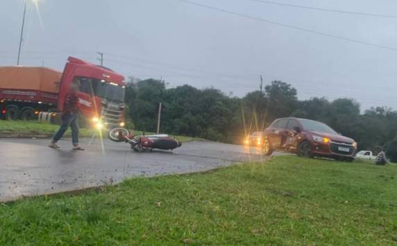 Uma ambulância do SAMU prestou primeiros atendimentos ao motociclista que foi conduzido ao Hospital Regional das Missões.