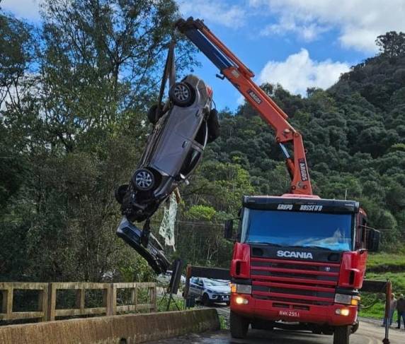 O Corpo de Bombeiros, junto às Polícias Militar e Civil, está no local para verificar se os corpos dos desaparecidos estão dentro do veículo encontrado