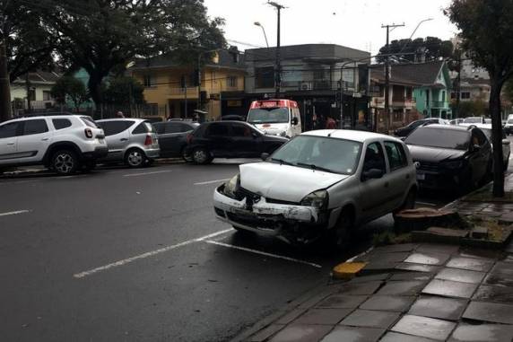 Colisão aconteceu no cruzamento das ruas Ernesto Alves e Borges de Medeiros