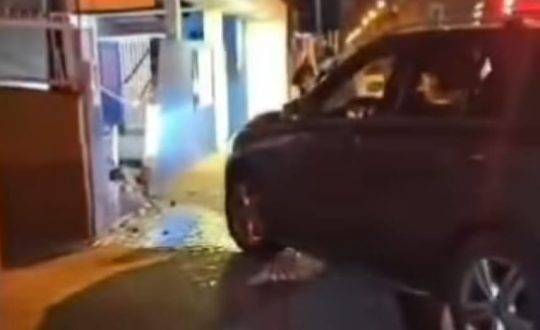 Dupla estava sendo perseguida pela polícia, quando houve a colisão