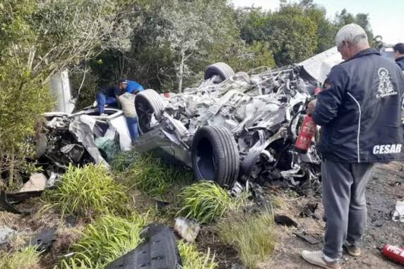 Acidente ocorreu no km 231 da BR-290. Grupo Julian e Juliano & Só Vanerão (JJSV) confirmou identidade das vítimas; outras três pessoas ficaram gravemente feridas