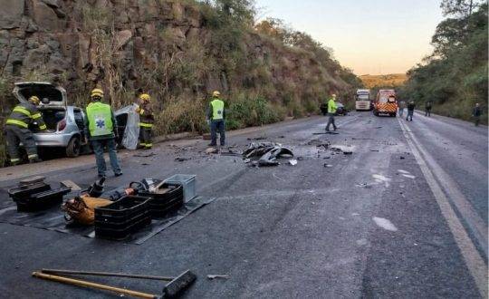 O homem foi encontrado preso às ferragens, já sem sinais vitais e com múltiplos traumas