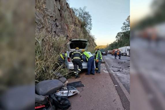 O homem foi encontrado preso às ferragens, já sem sinais vitais e com múltiplos traumas