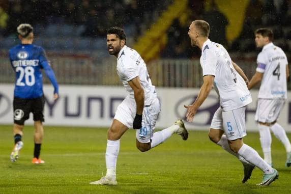 Tricolor ganhou por 1 a 0, gol de Diego Costa, e agora busca o primeiro lugar na partida de sábado, contra o Estudiantes