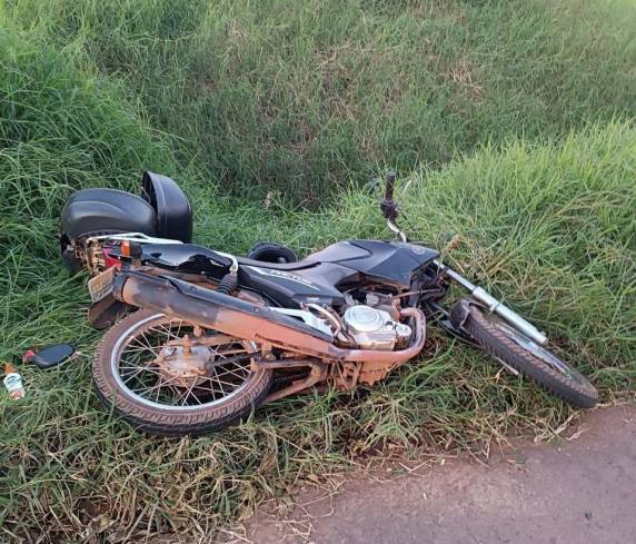 A colisão fez com que a condutora da motocicleta sofresse uma queda. Ela não sofreu ferimentos graves, apenas escoriações.