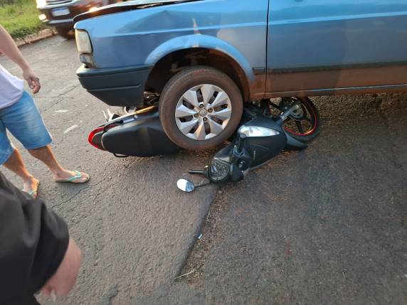 A condutora da moto foi socorrida pelo Samu para o hospital
