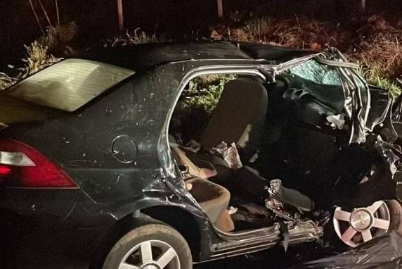 Havia 3 pessoas em um carro e 5 no outro. Moradores disseram à polícia que um dos veículos invadiu contramão.