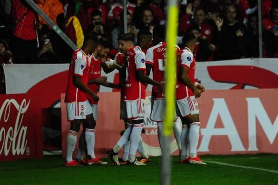 Colorado contou com gol de Alario para ganhar no Alfredo Jaconi e terminar em segundo no Grupo C