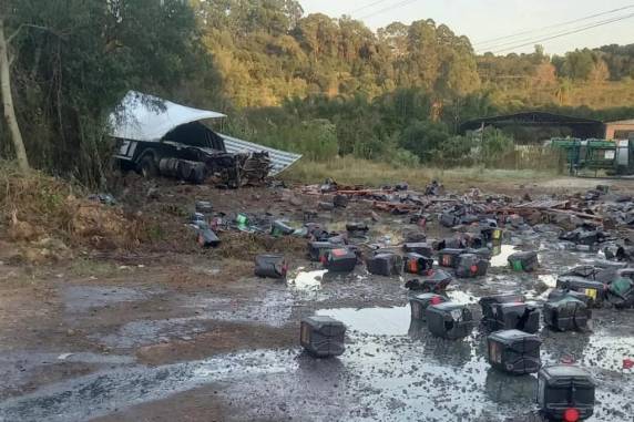 Trânsito no trecho ficou em meia pista