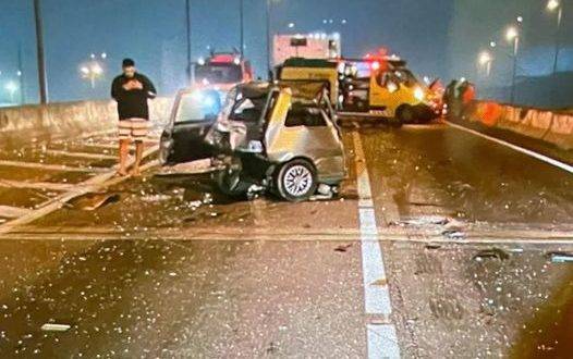 Após o acidente, dois veículos foram prensados por uma carreta; fila chegou a 30 km