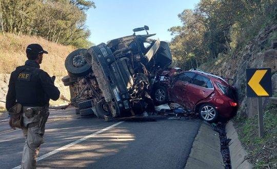 As duas faixas da rodovia estão completamente interditadas