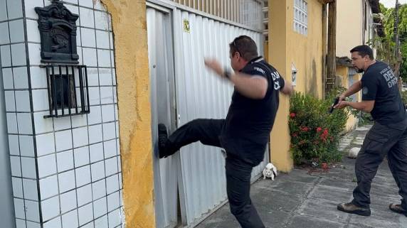 Polícia Civil gaúcha viajou até Fortaleza para prender dupla, suspeita de ter criado centenas de chaves Pix enganosas, semelhantes às verdadeiras divulgadas por protetoras da causa animal. Investigação aponta uso de documentos falsos para a abertura de contas bancárias